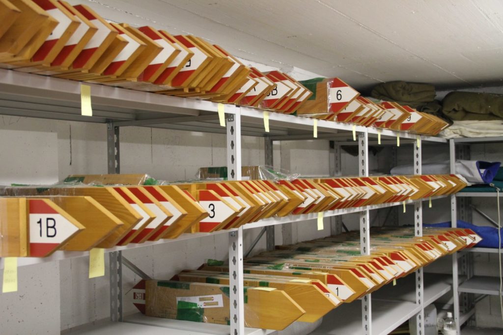 Schilder im Magazin © Stefan Steinegger, AVS