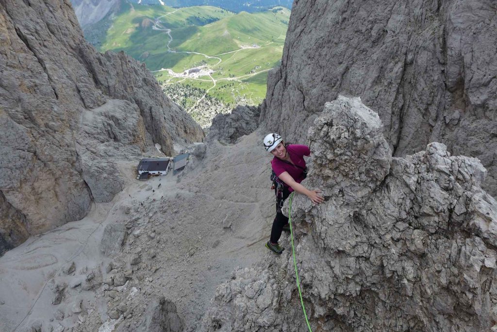 Iva Outrata auf dem Gipfelgrad des Gottesfinger. Im Hintergrund die Demetzhütte auf der Langkofelscharte.