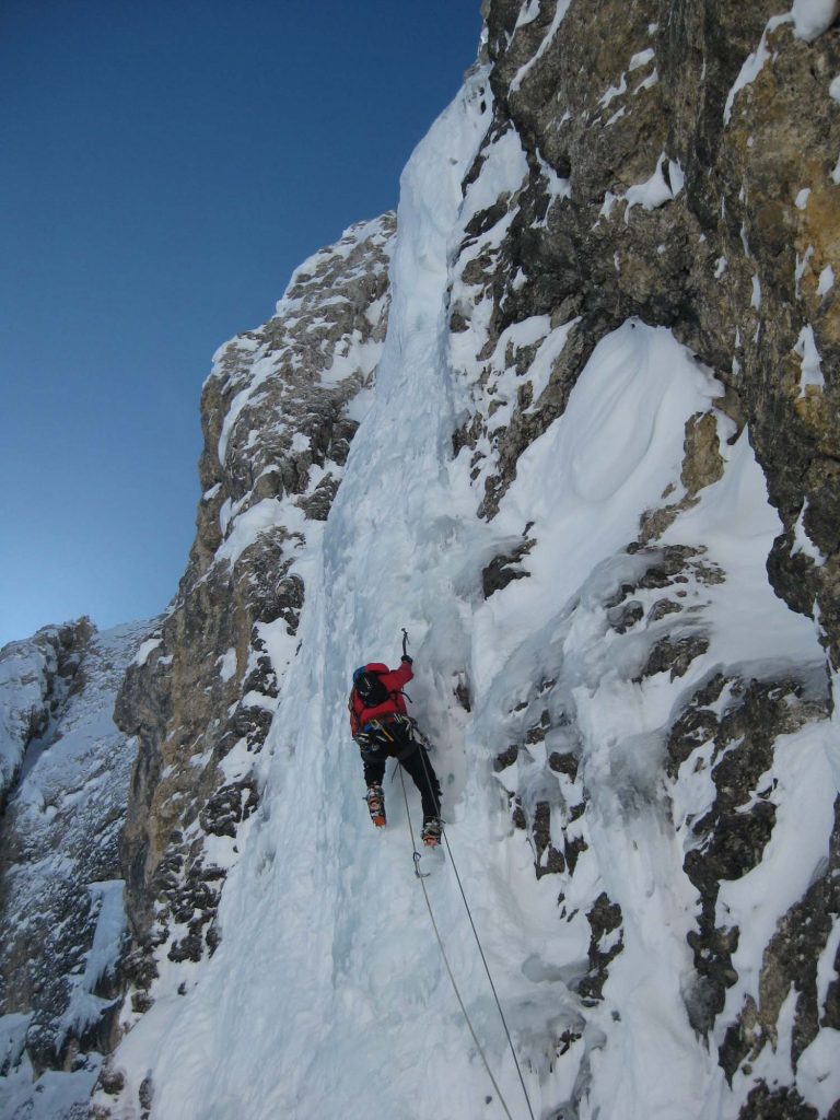 Philipp Angelo auf der dirtten Seillänge WI5+. Foto Andreas Tonelli