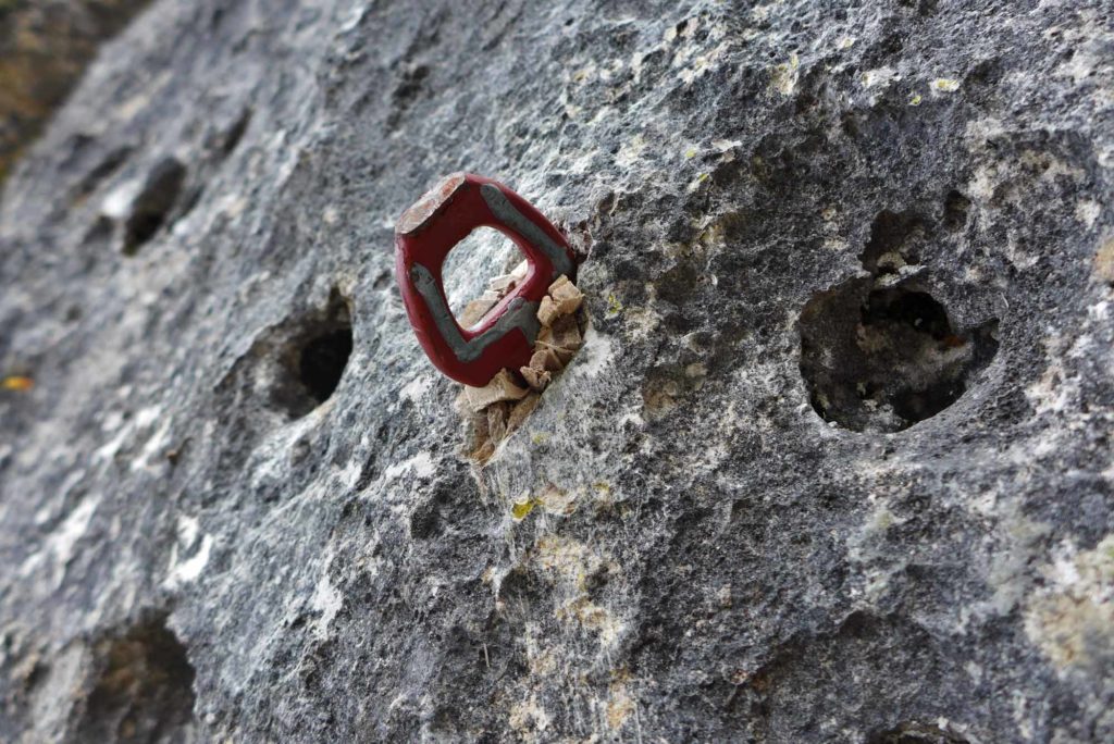 Mit Holzdübel stabilisierte Haken