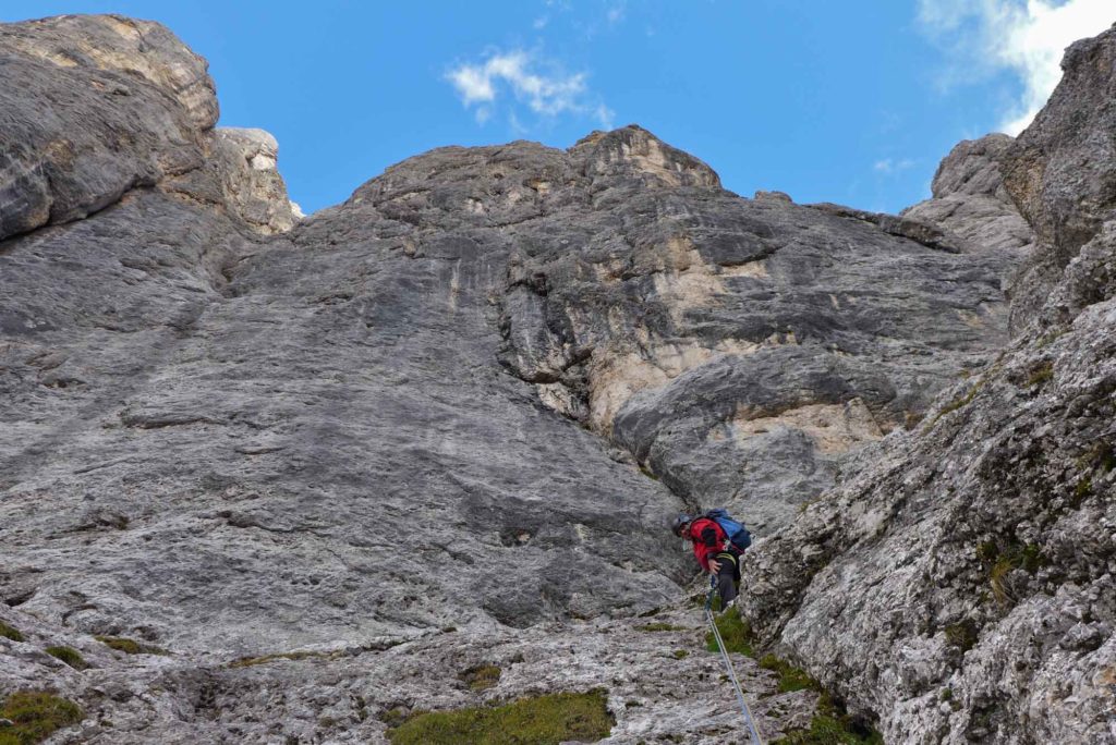 Edy Rabanser auf dem Band in der Wandmitte, unter den oberen Teil