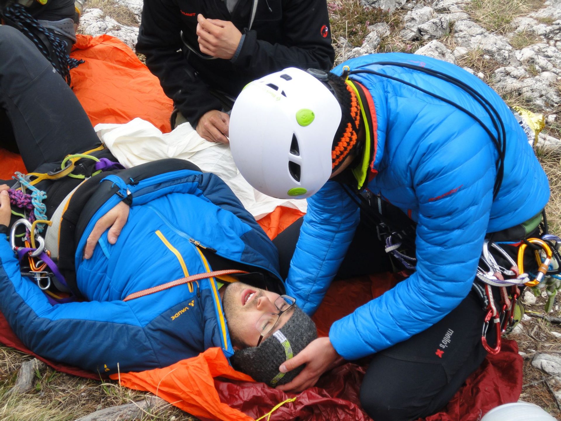 Erste Hilfe und Betreuung des Verletzten © Ewald Guarda