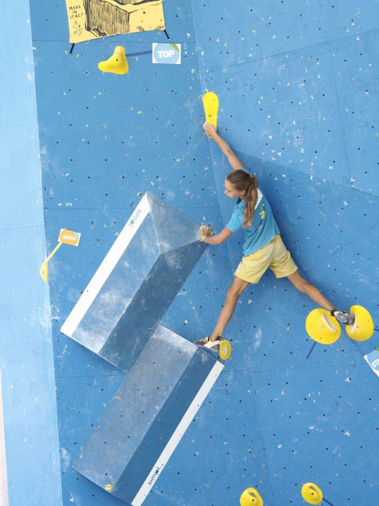 2021_08_09_08_07VeronikaBouldern(c)PieroBalestrini