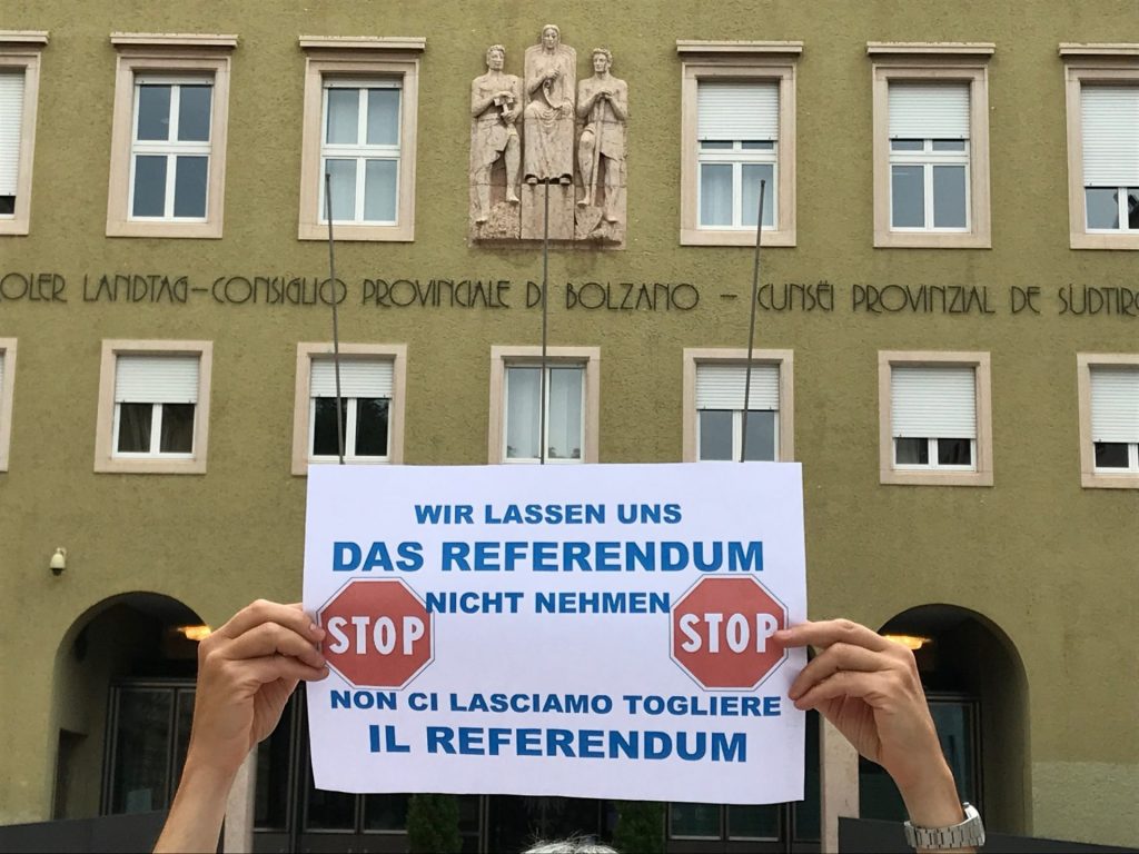 Plakat_Landhaus_Haende I (c) Intiative fuer direkte Demokratier