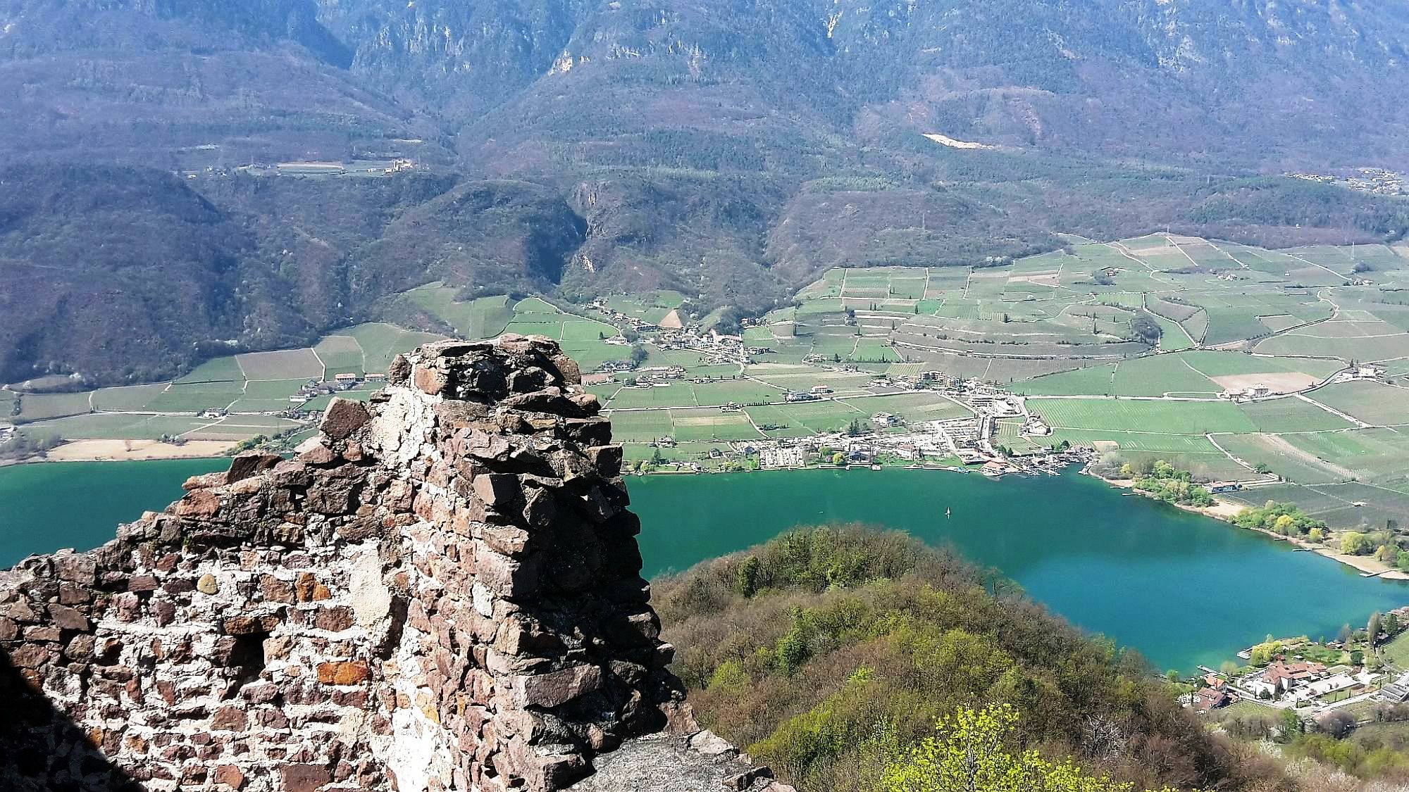 Wanderung oberhalb des Kalterer Sees: Ruine Leuchtenburg, Rosszähne und Warmlöcher