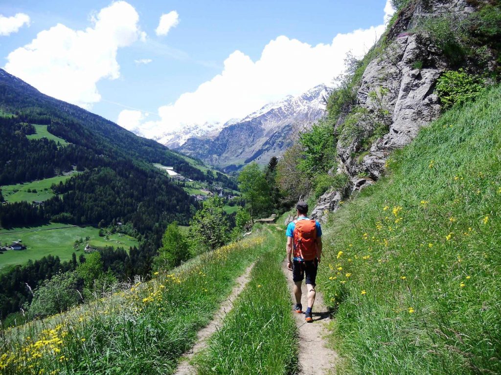 wanderung-ueber-wiesen-und-feldwege_c_Judith_Egger