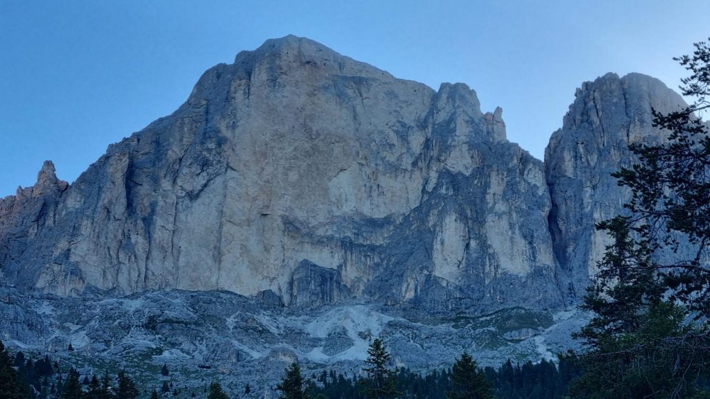 Männer die auf Wände starren © Phillipp Prünster, Martin Siebere und Simon Messner