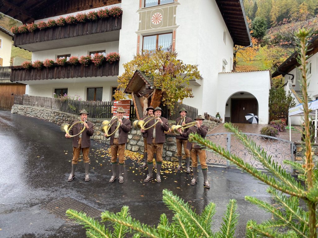 kleinDORFgeflüster Matsch Alphornbläßer | (c)Ramona Telser