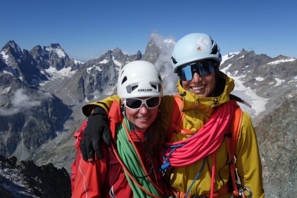 ALPINIST Alpinistinnen beim Hochtouren und Klettern in der Dauphine © Florian Huber