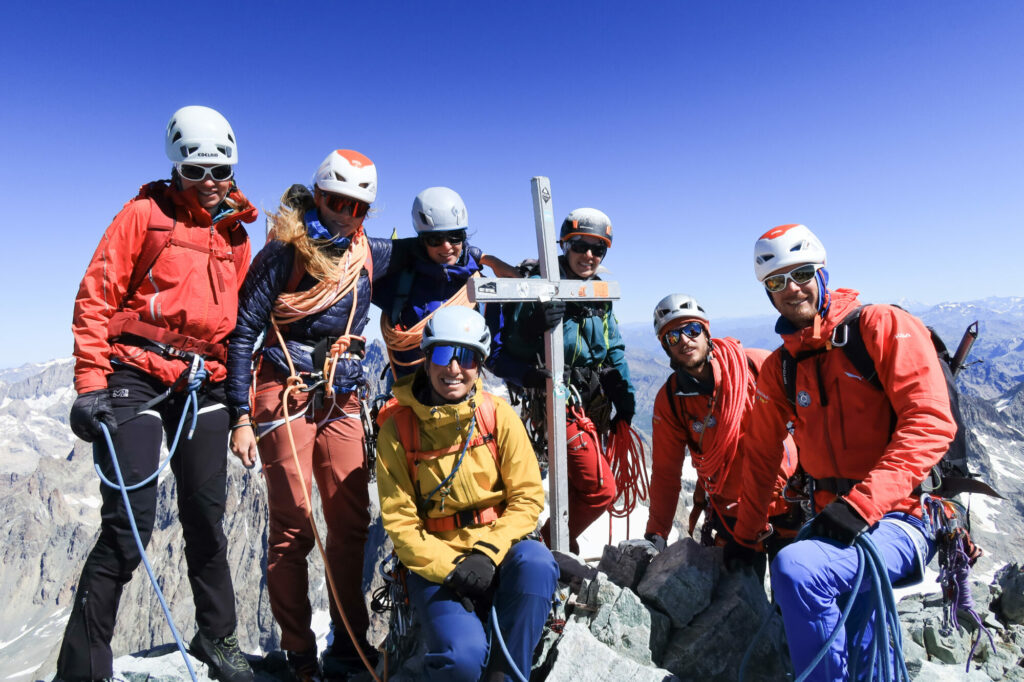 ALPINIST Alpinistinnen beim Hochtouren und Klettern in der Dauphine © Florian Huber