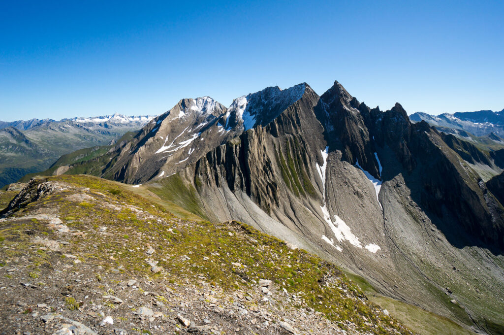 Blick von der Schneespitz auf Lenkspitz Alprechtspitz und Gabelspitzen (c) Peter Innerbichler alpenvereinaktiv