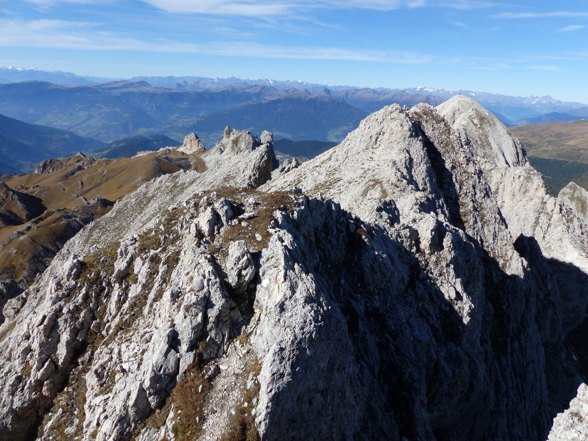 Günther-Messner-Gedächtnissteig – aussichtsreich über den Kamm der Aferer Geisler