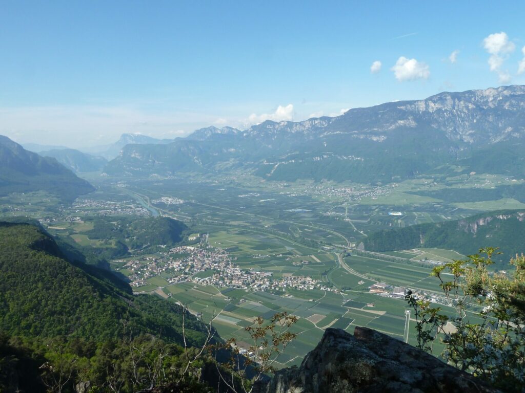 Herbstwanderung zu verschiedenen Aussichtspunkten hoch über dem Etschtal zwischen Branzoll und Auer und vorbei am Bigleider Moos und Göllersee.