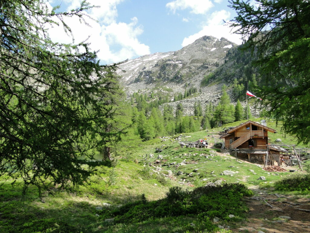 Der Zirmtaler See ist einer der schönsten Bergseen im Vinschgau. Mit seiner glechnamigen urigen Alm ist es ein lohnendes Ausflugsziel für Jung und Alt.