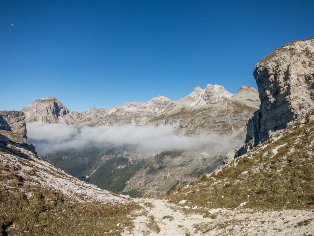 Faszinierende, auch für Familien mit Kindern geeignete und sehr spannende Seenwanderung im Herzen der Felsenwelt der Dolomiten.