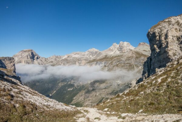 Faszinierende, auch für Familien mit Kindern geeignete und sehr spannende Seenwanderung im Herzen der Felsenwelt der Dolomiten.