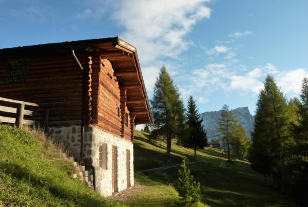 Wanderung mit Almidylle vom Dorfkern zum Karer See geprägt von historisch bedeutenden Zeiten.