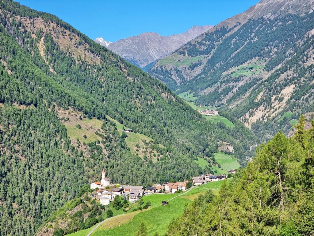 Teilstück des Meraner Höhenweges von Katharinaberg nach Unterstell und hinunter ins Etschtal nach Naturns.