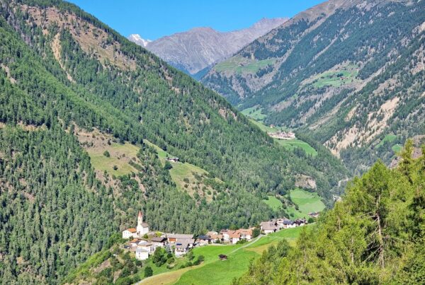 Teilstück des Meraner Höhenweges von Katharinaberg nach Unterstell und hinunter ins Etschtal nach Naturns.