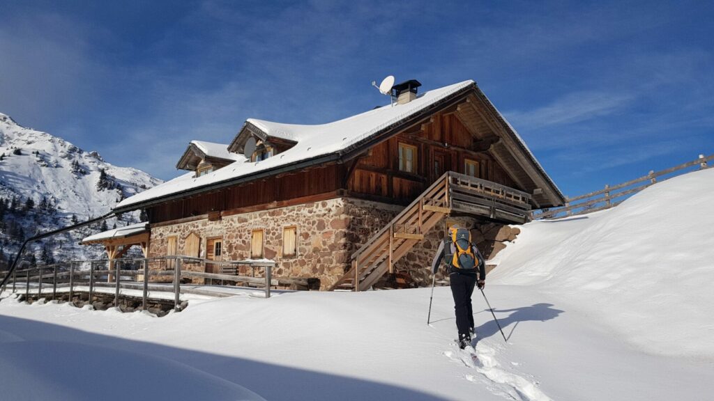 Eine Rundwanderung mit Schneeschuh von Hofmahd zur Laureiner Alm rund um den Monte Sous zur Castrinalm.
