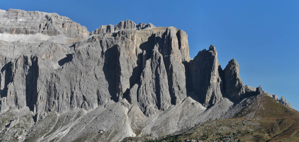 Gesamtübersicht der Sellatürme und der Piz Ciavazes Nordwestwand.