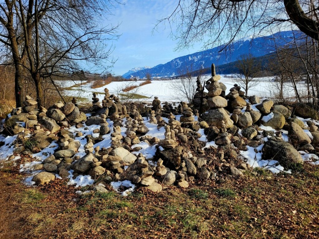 Kulturgeschichtliche Wanderung durch landschaftlich geprägtes Bauernland, mit Erklärungstafeln entlang des Rundweges, sowie faszinierendem Panoramablick in die Dolomiten und in das Pustertal.