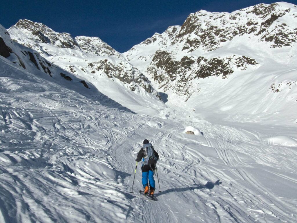 Beliebte, bis auf den Gipfelhang und die beschriebene Abfahrtsvariante, wenig anspruchsvolle Skitour, die sichere Schneeverhältnisse erfordert. Vorsicht auf Wechten am Gipfelgrat!