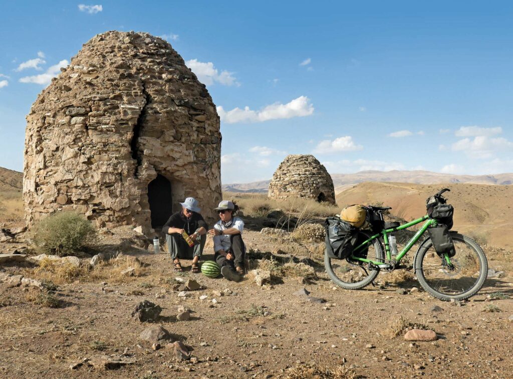 Vor persischen Grabmälern im Nordiran (c) Tanja Willers und Johanna Hochedlinger