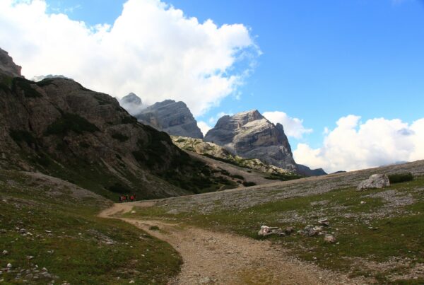 Lange Wanderung auf zum Teil ehemaligen Kriegssteigen zum aussichtsreichen Gipfel gegenüber der Tofane.