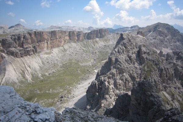 Dieser einfache, nur entlang von Teilpassagen gesicherte Klettersteig im Schwierigkeitsgrad A ist ein ideales Ziel für Kinder, um erste Klettersteigerfahrungen zu sammeln und am Ende zudem auch auf einem richtigen Dolomitengipfel mit toller Aussicht zu stehen.