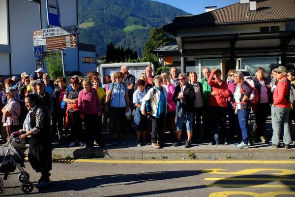 Warten auf den Bus I(c)AVS Kiens