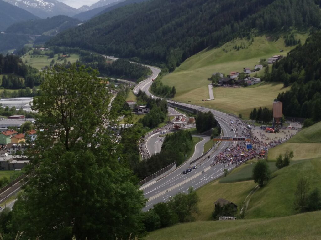 Blick von oben auf die Demonstrierenden I(c)Gregor Beikircher