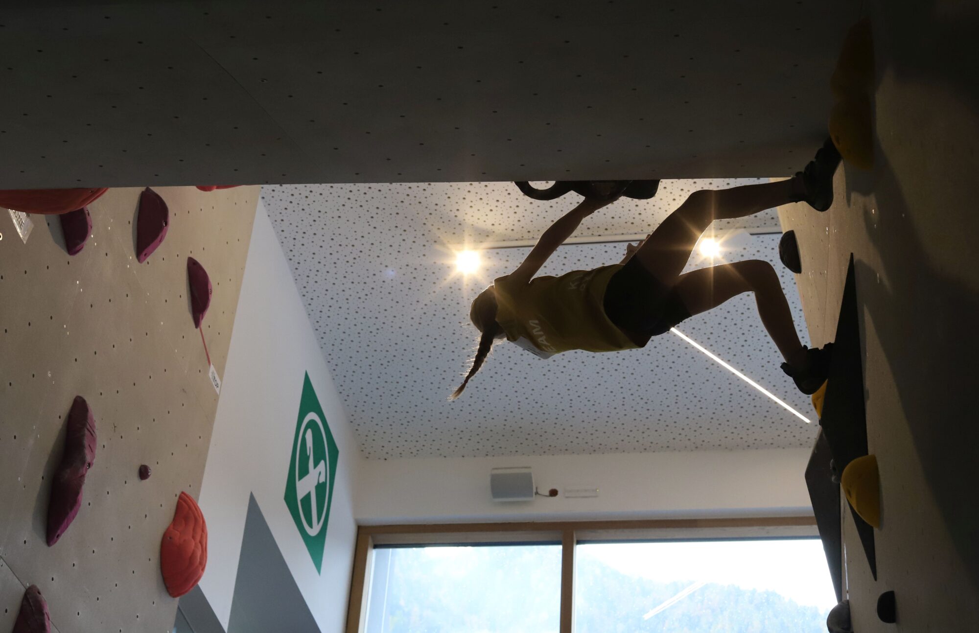 Minderjährige in der Kletterhalle