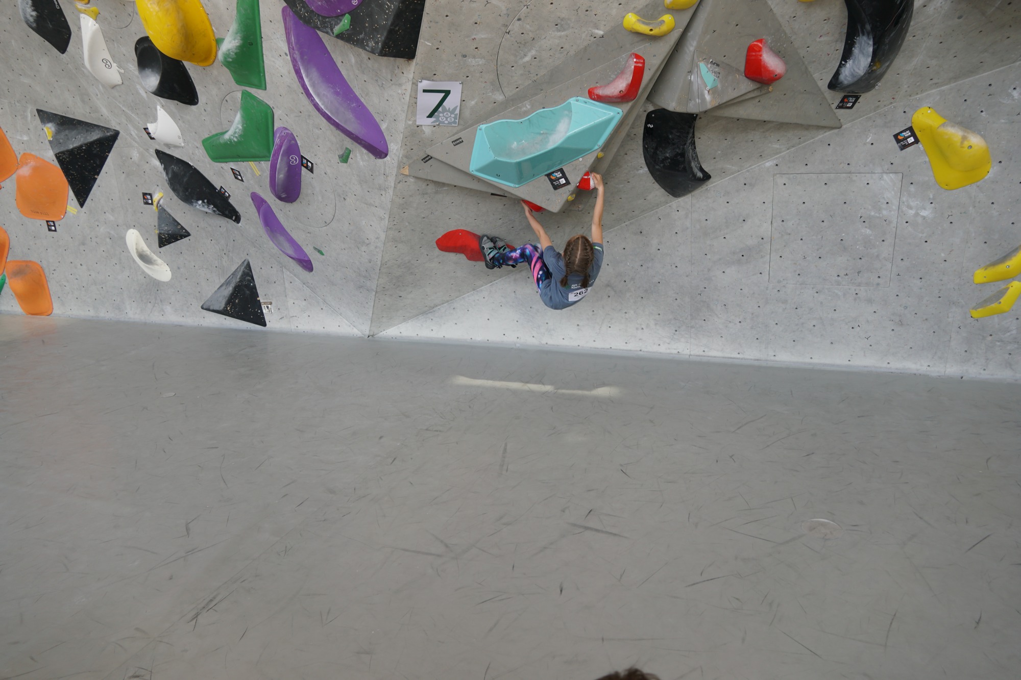 Minderjährige in der Kletterhalle
